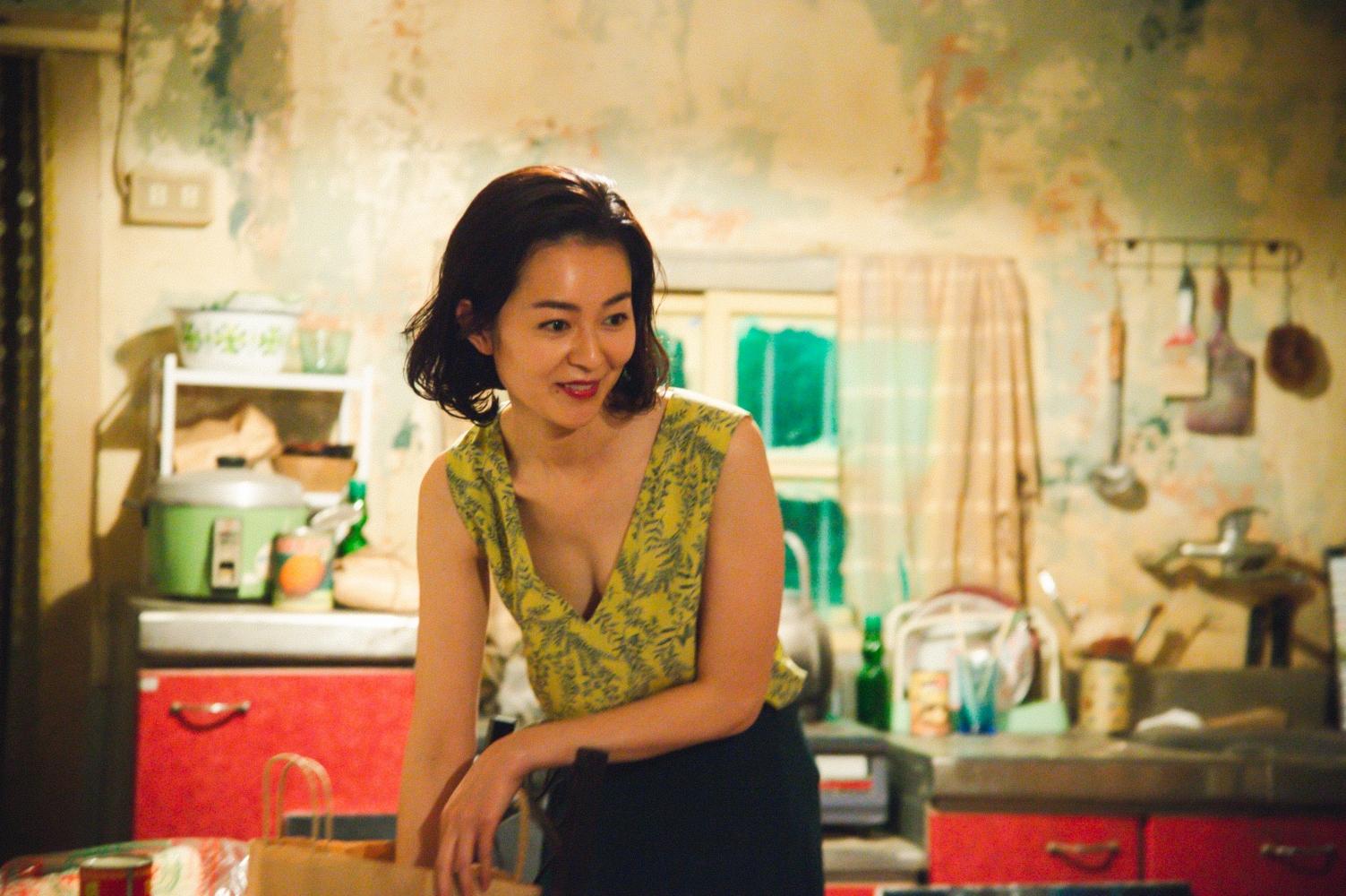 中村映里子雖然為了裸戲而努力控制飲食,來台拍攝卻狂灌台灣啤酒。(圖/翻攝自ame_yokujo推特)