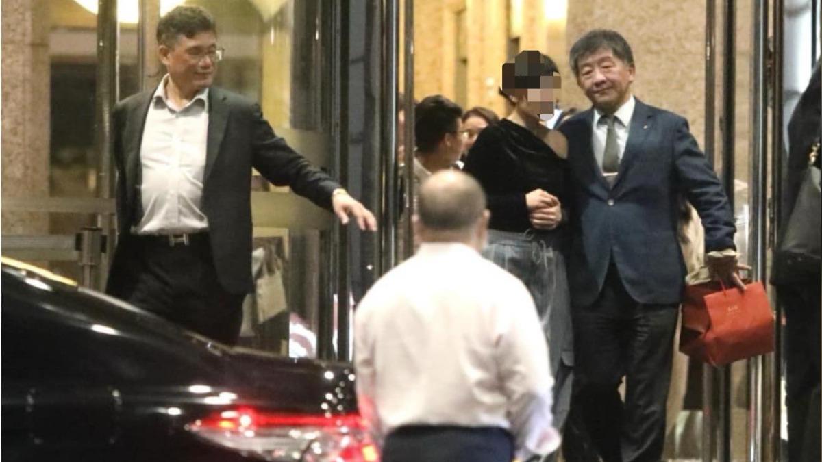 政委陳時中遭指出席飯局與香肩辣妹與會,時任中華開發資本公司副總王必勝也在場。(圖/王鴻薇提供)