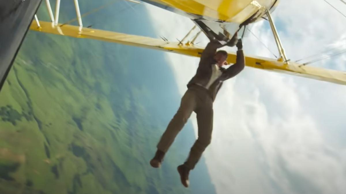 阿湯哥吊掛在飛行中的飛機上。(圖/翻攝自 YouTube Paramount Pictures)