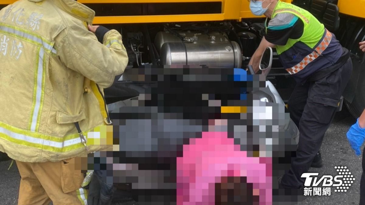 視線死角加上內輪差,女騎士連人帶車當場被捲入。(圖/TVBS)