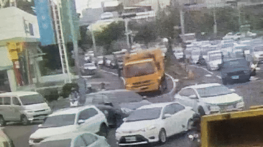 騎士連人帶車撞捲入垃圾車車底。(圖/TVBS)