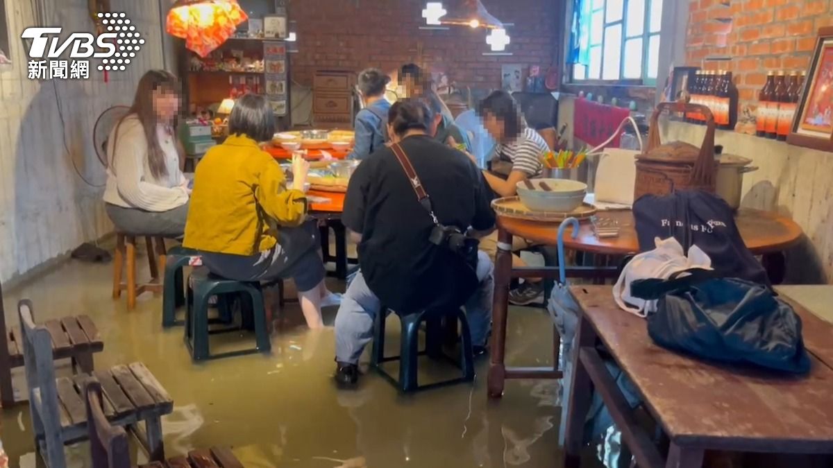 宜蘭暴雨下不停!鹹粥名店水淹腳踝 客人淡定嘲:真·流水席