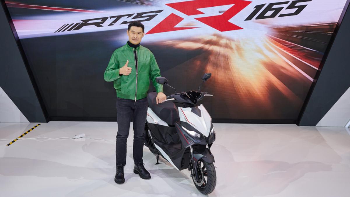 柯勝峯董事長在車展如約帶來RTS R 165量產版。(圖/光陽機車)