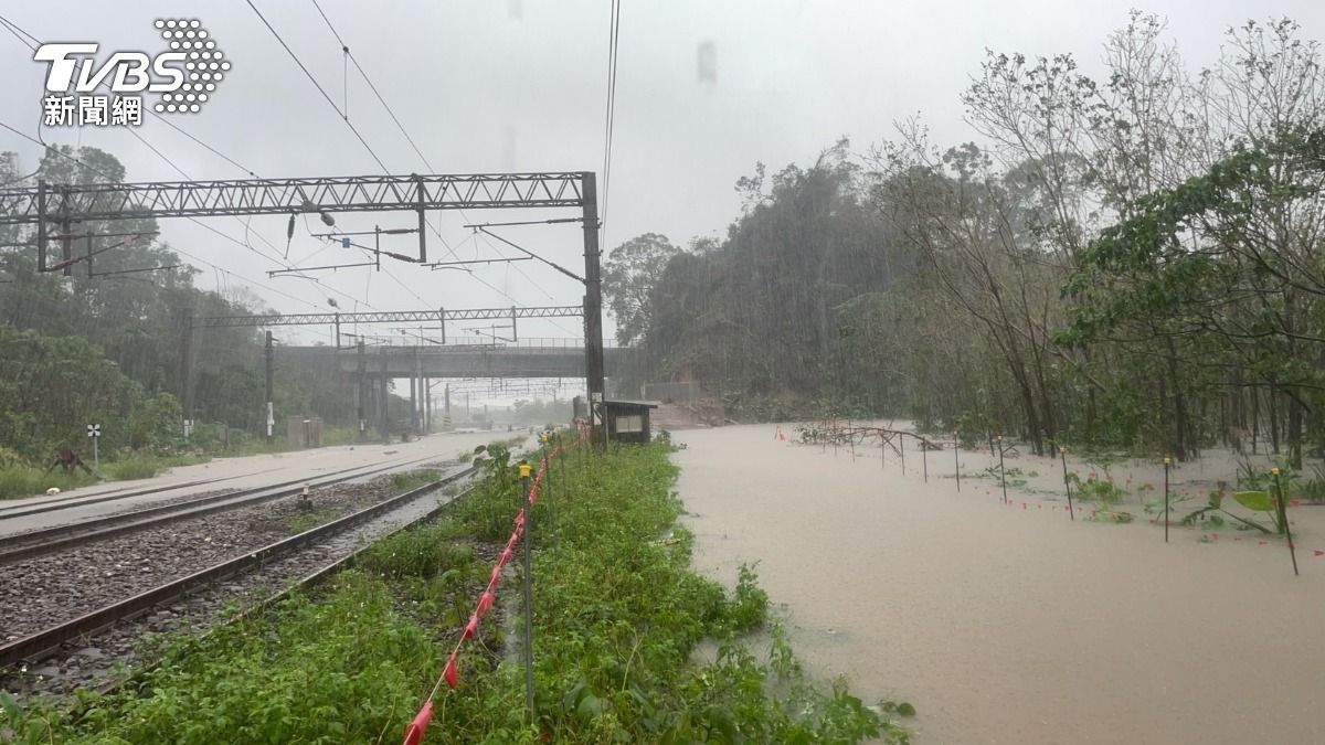 天氣/豪大雨炸宜蘭「紅色警戒」 鄭明典:東北季風+桔梗颱風共伴效應