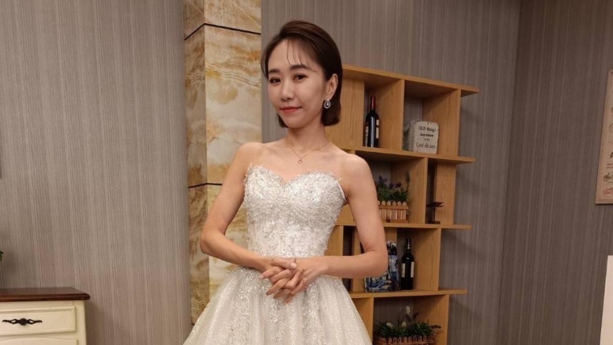 才遭交往9年前女友討700萬 何依霈「爽披鑽石婚紗」掃陰霾