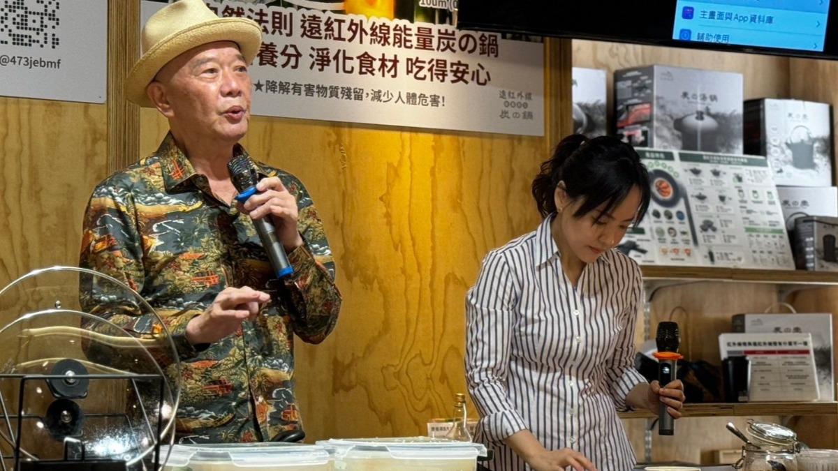 何湯雄總裁(左)強調商品都是天然、講究健康的。(圖/TVBS)