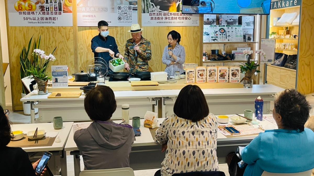 攤位湧入許多學員及顧客。(圖/TVBS)