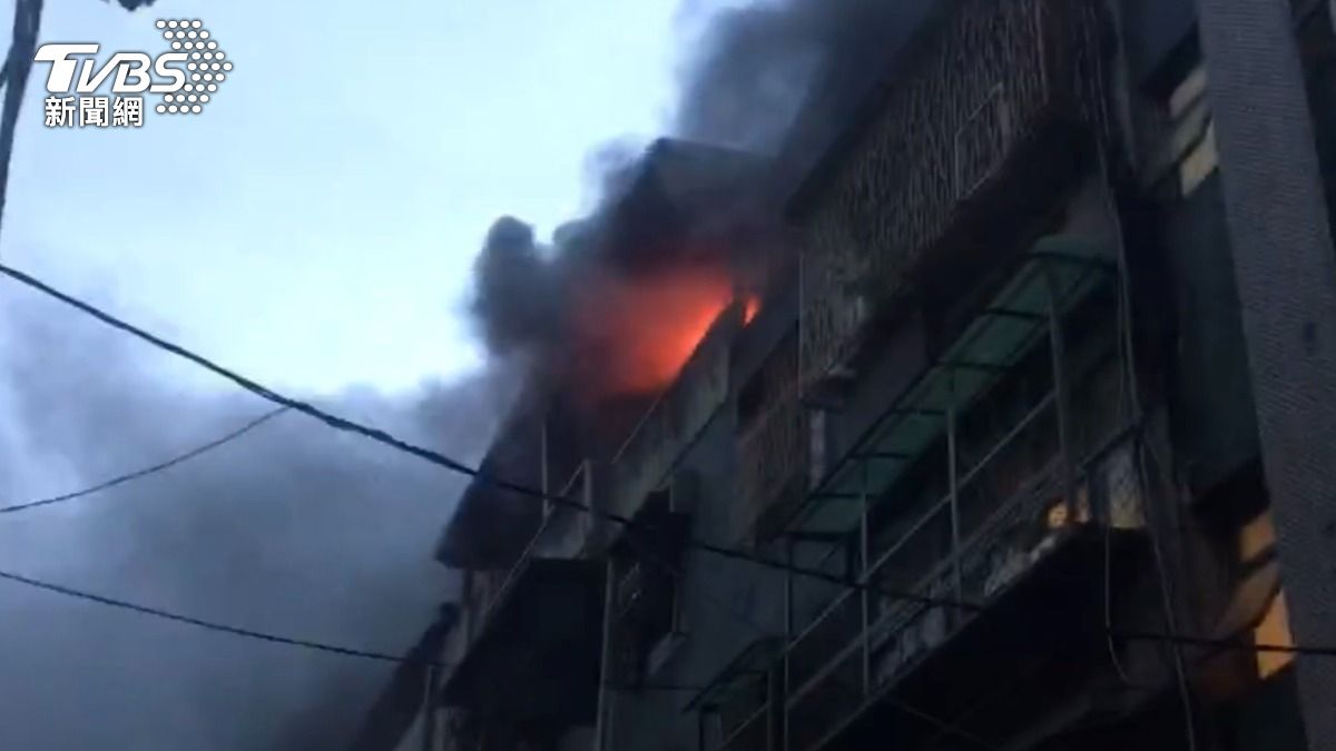 快訊／北市南港公寓5樓頂加起火　黑煙伴火光驚險狀況曝