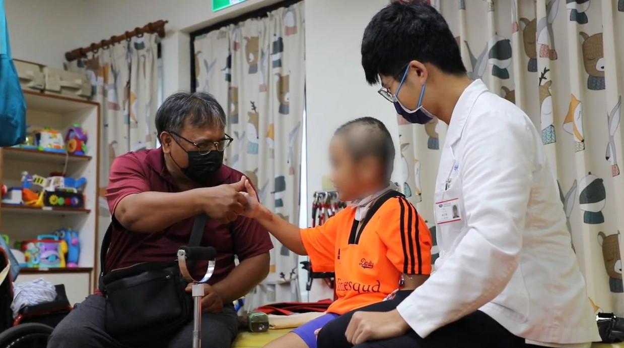 馬小弟復健過程全紀錄。(圖/慈濟醫院提供)