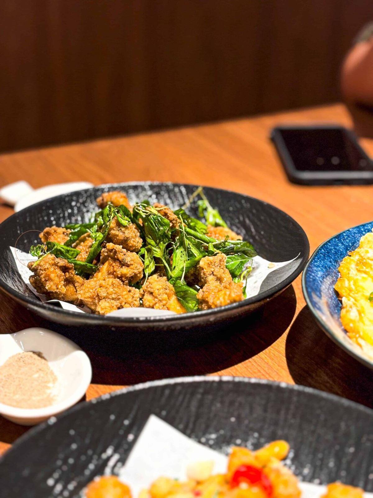 「酥炸鮮蚵」(220元)配上九層塔香氣十足,裹上1層粉的蚵仔,吃起來一樣鮮味滿滿。(圖/溫蒂‘s blog)