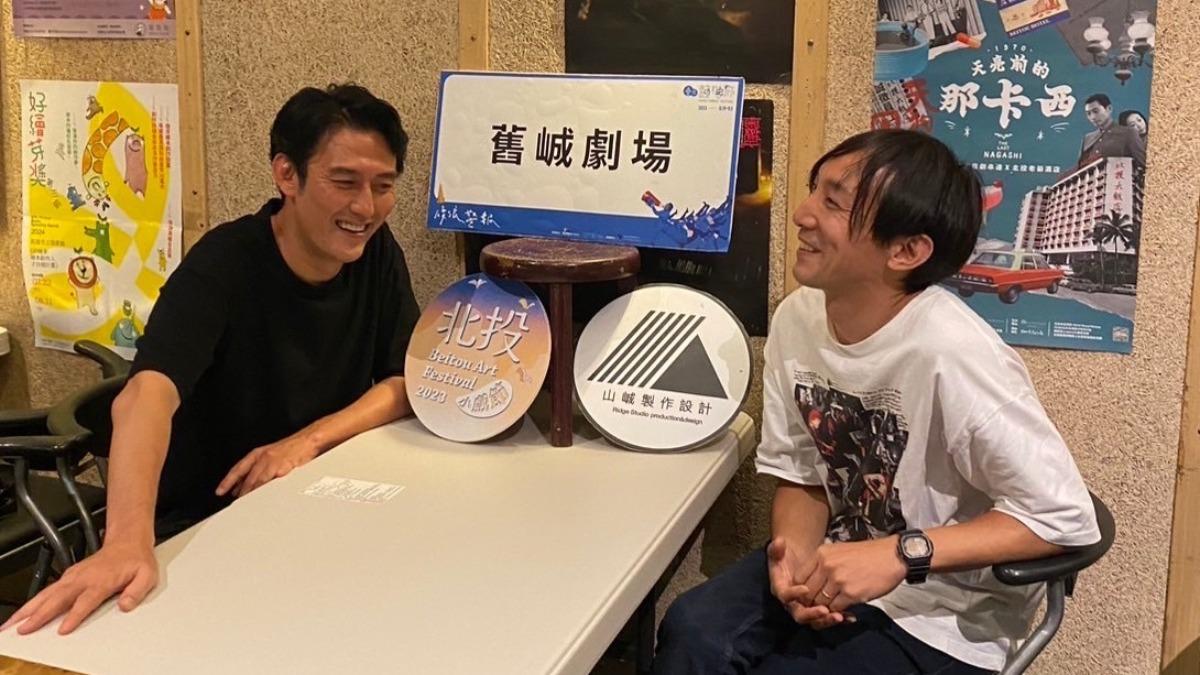 團長塚原大助(左)及編劇川名幸宏赴北投為本次演出取材。(圖/北投小戲節提供)