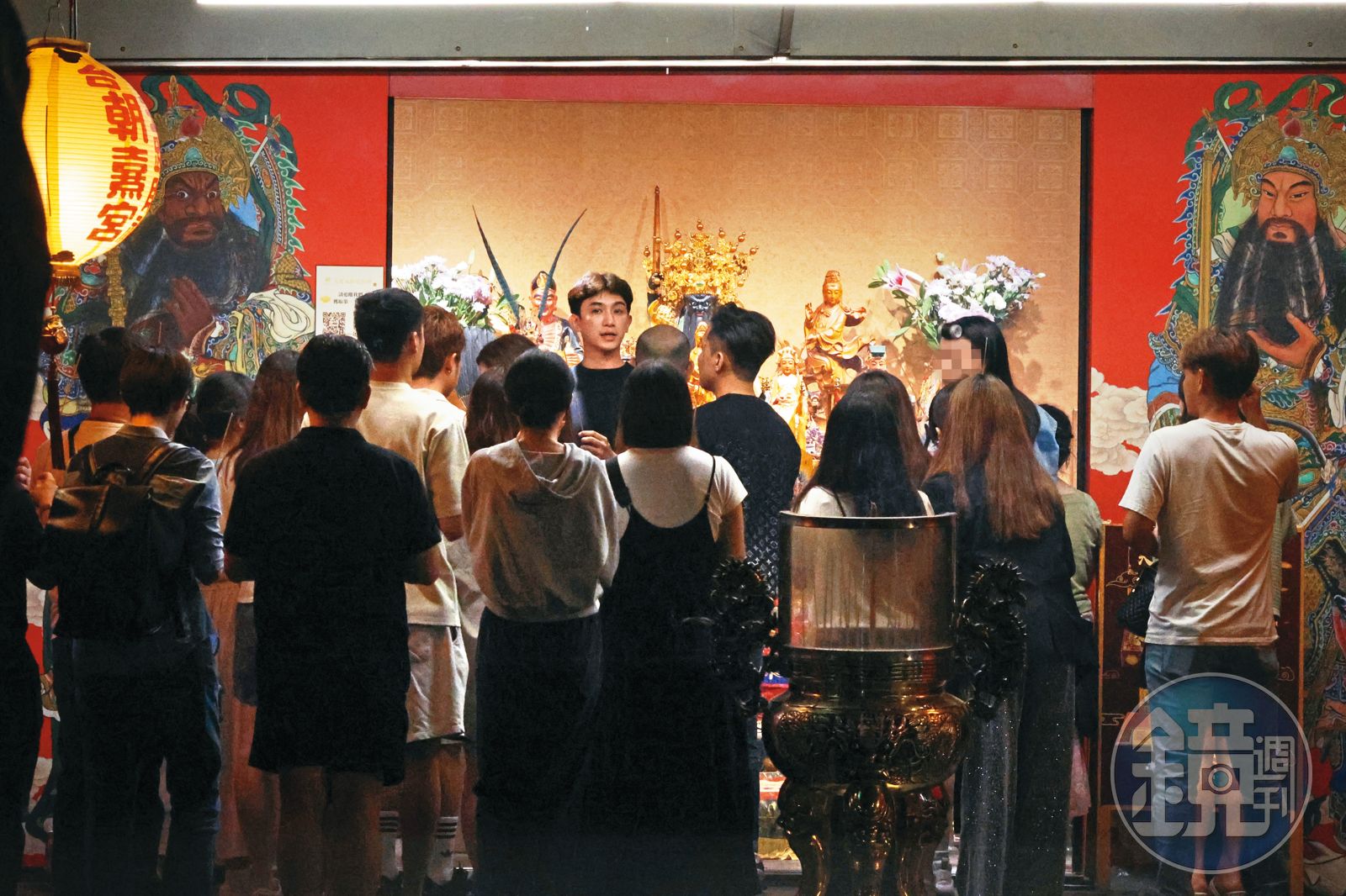 10/7,23:03,「開光大典」當天,台北朝熹宮信眾聚集,可見其人氣,但也開始有了是非。(圖/鏡週刊)