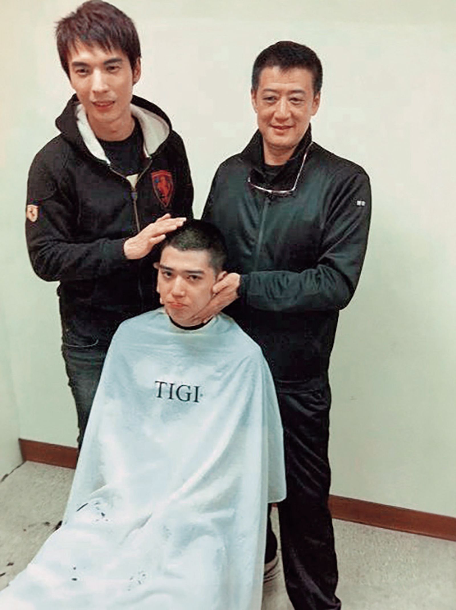 2011年時,畢書盡(中)被老闆李亞明(右)一句「娘炮」激到,立馬剃頭入伍。左為陳勢安。(圖/翻攝自畢書盡臉書)