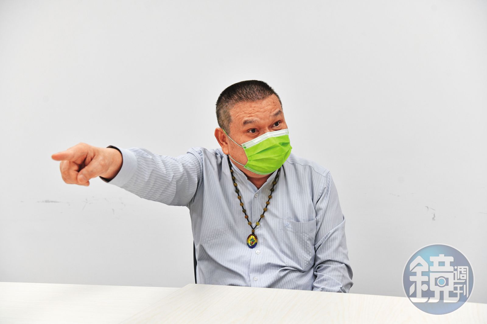 王姓影視大亨受訪秀出相關資料,指控澎恰恰違約還恐嚇他。(圖/鏡週刊)