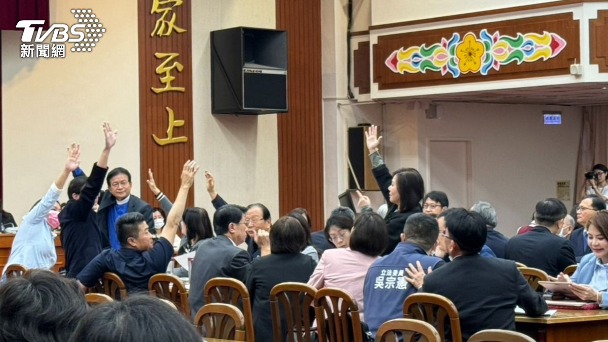 藍營以人數優勢表決反對民進黨提案審查無效。（圖／劉庭宇攝）