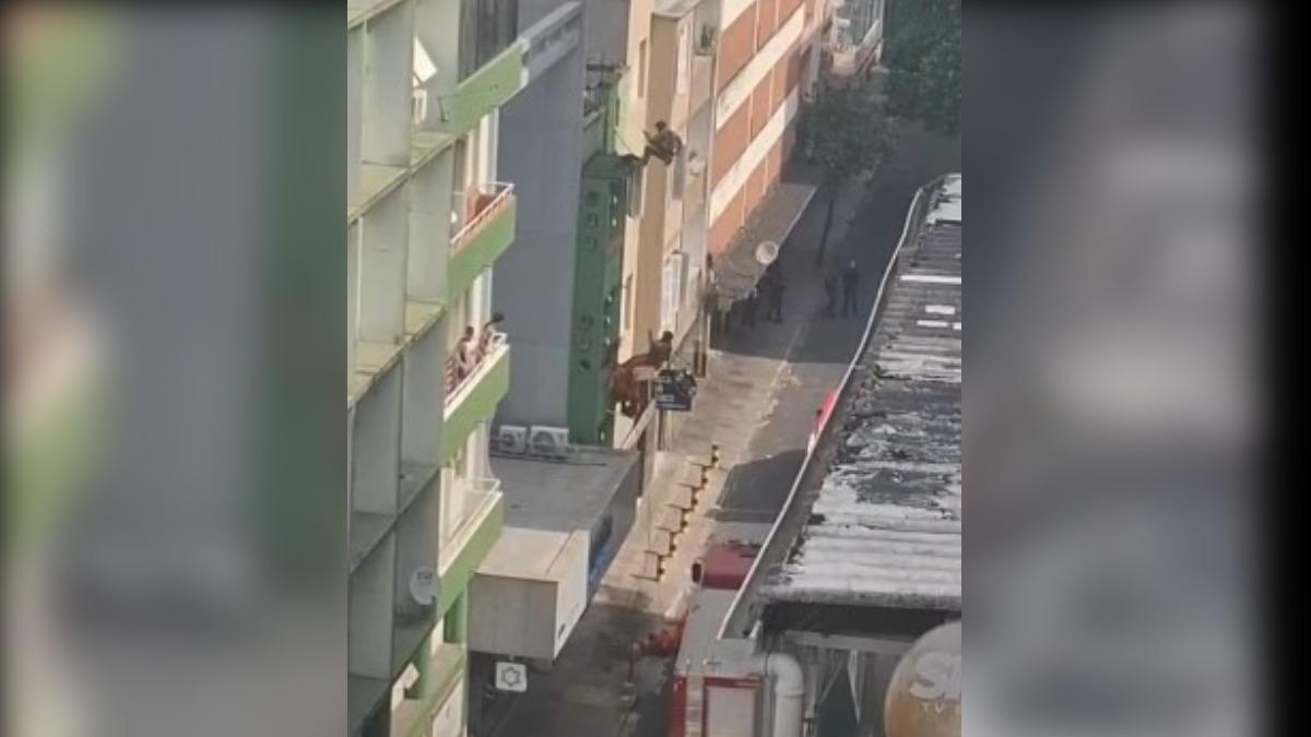 墜地的消防員無生命危險，但遭受腳部骨折的傷勢。（圖／翻攝自YouTub@ Vídeos estudo david alexandre rosa cruz）