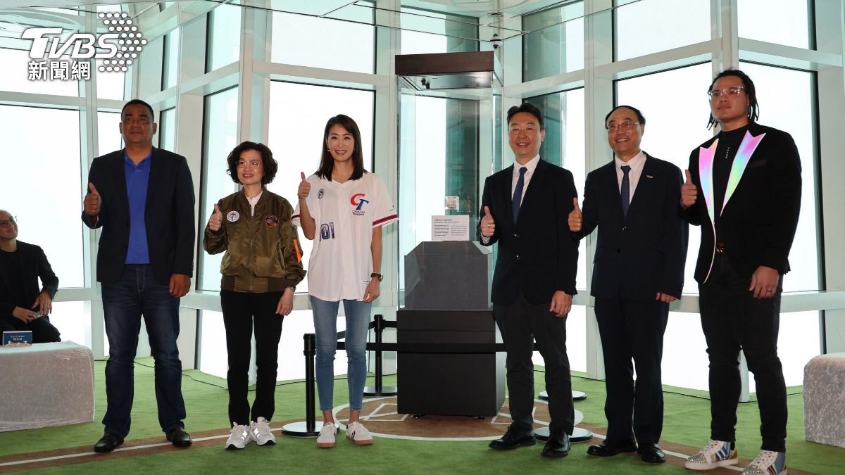 台北101董事長賈永婕(左三)與交通部長陳世凱、富邦悍將總教練陳金鋒,知名棒球選手張育成與紀念球合影。(圖/潘建樺攝)