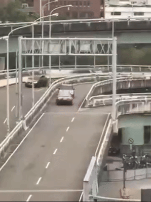 該輛黑色轎車疑似不熟路況，逆向行駛。（圖／翻攝自黑色豪門企業）
