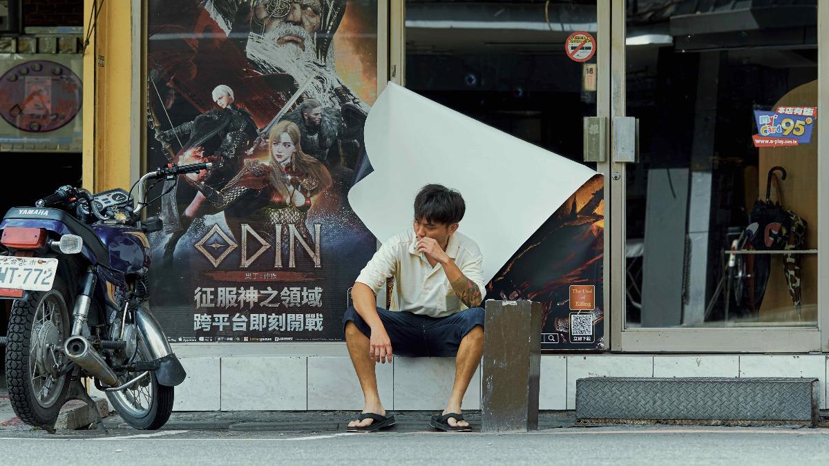楊大正飾演馬克新歌〈無路用的人〉MV男主角。（圖／拍打仔提供）
