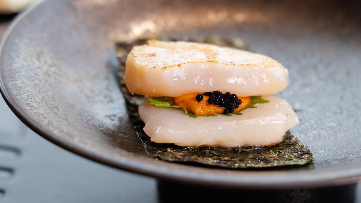 「干貝漢堡」則是將生食級L尺寸的北海道干貝對切乾煎，夾入馬糞海膽、魚子醬。（圖／業者提供）