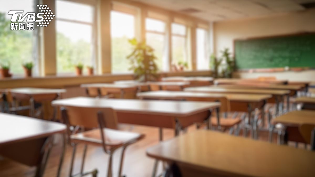 女學生教室內光腳磨蹭男友跨下 韓師目睹傻眼:還模範生