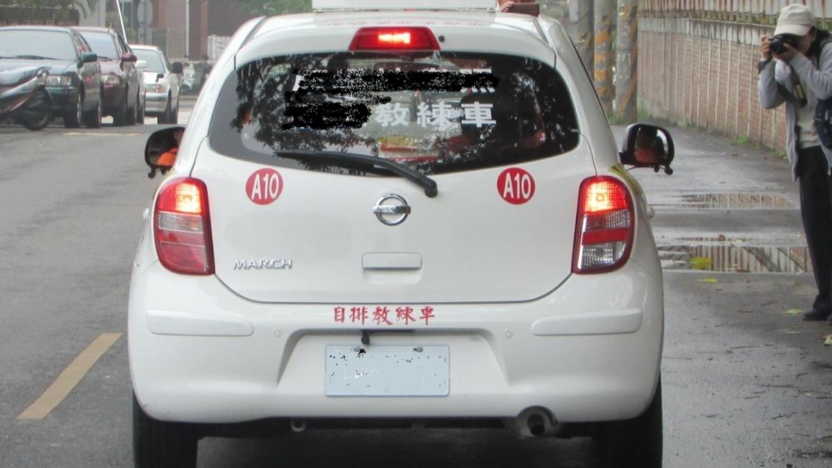 公路局提醒如道路上遇到汽、機車教練車正在進行訓練或考驗,記得禮讓先行。(圖/公路局提供)