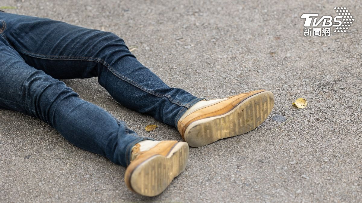 45歲的宋麥身中2刀、全身是血地橫躺在路中央。(示意圖/達志影像shutterstock)