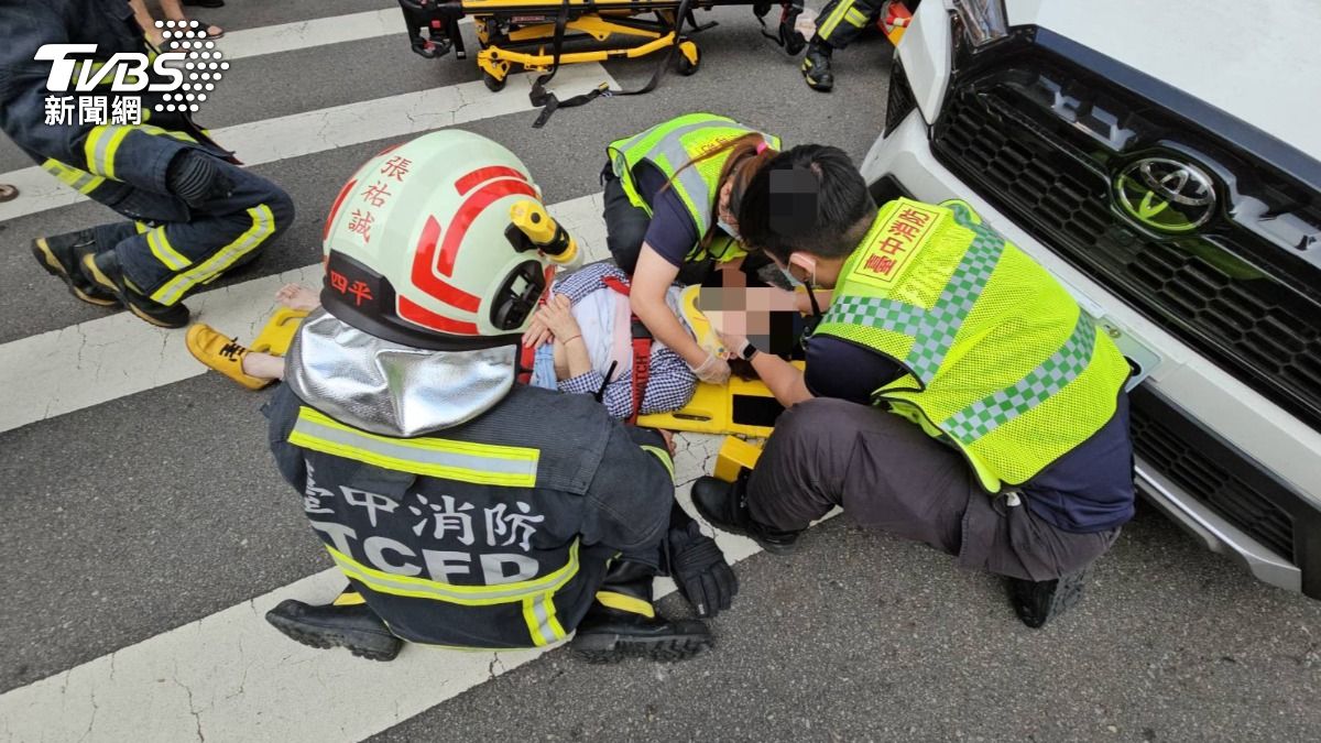 有片/台中無號誌路口驚悚車禍!四輪猛撞機車 68歲婦卡車底