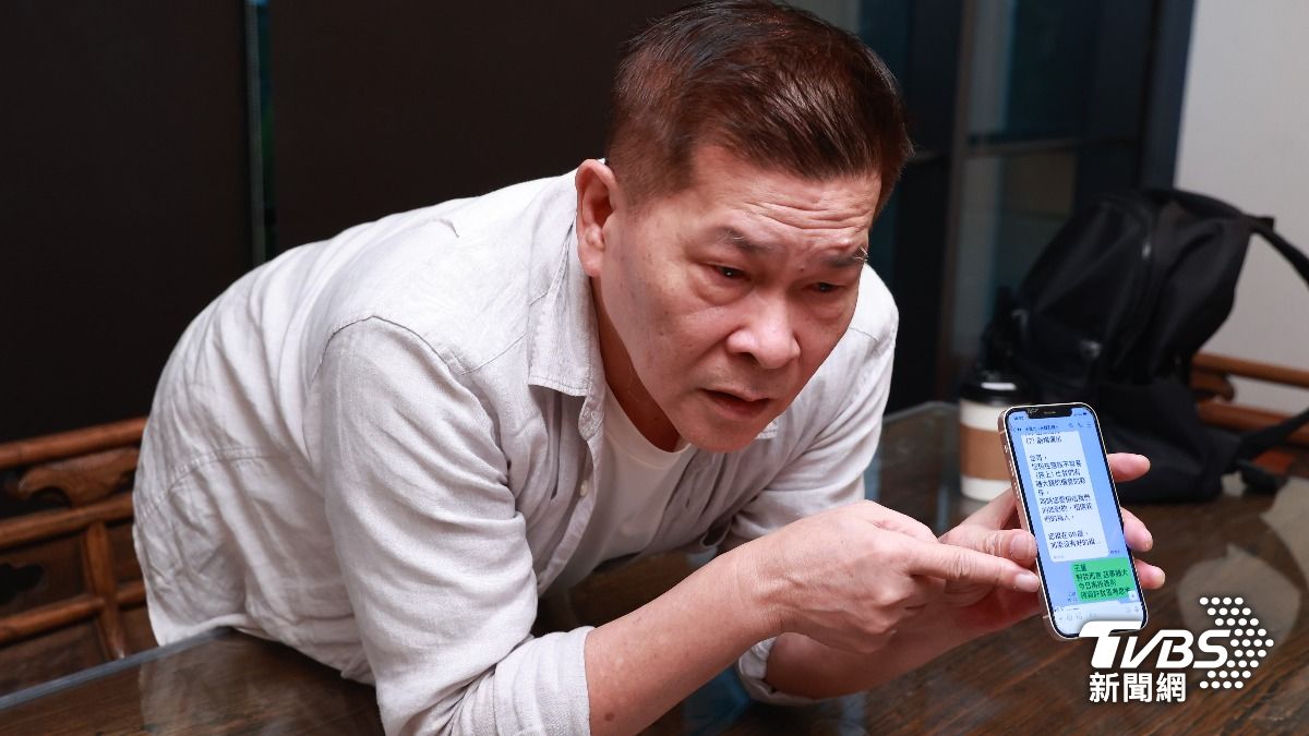 澎恰恰秀出與王先生對話。（圖／黃城碩攝）