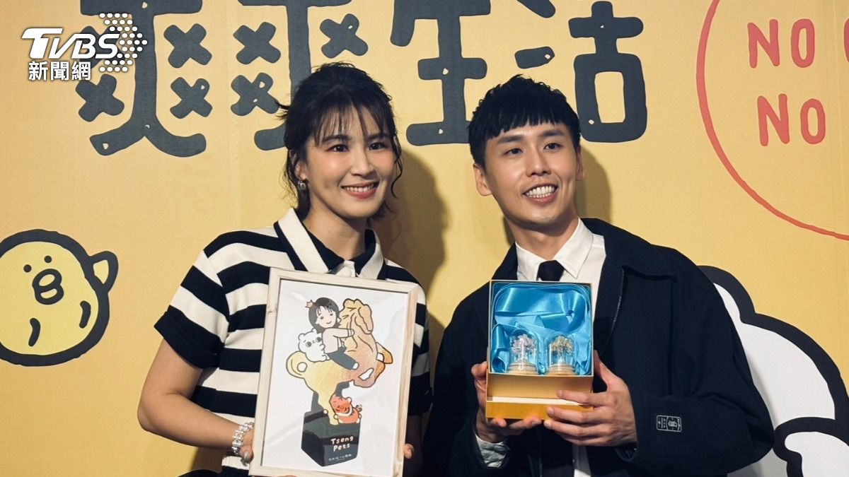 曾沛慈與圖文畫家SECOND互送禮物。(圖/羅子欣攝)