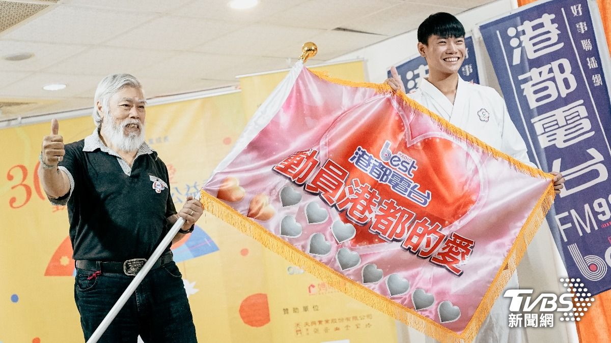 為孩子們撐起一把象徵愛與保護的「保護傘」。(圖/TVBS)