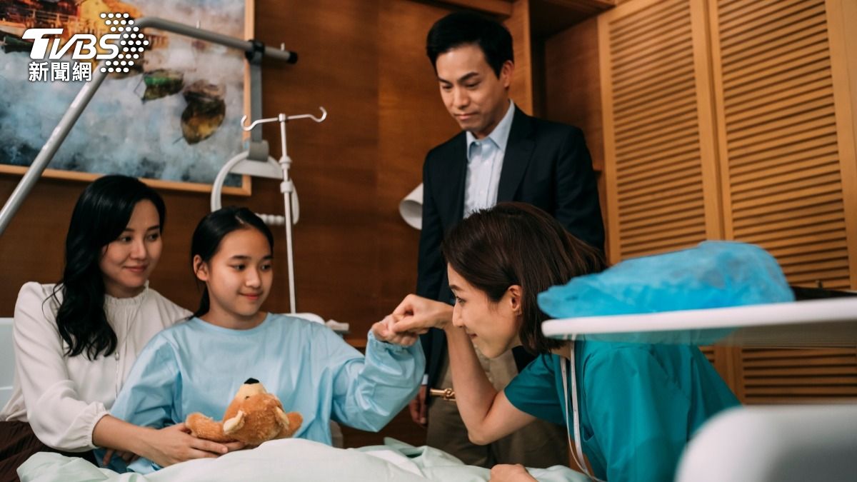 基於為病患著想的前提,三人總能放下前嫌,一起救回病人。(圖/TVBS)