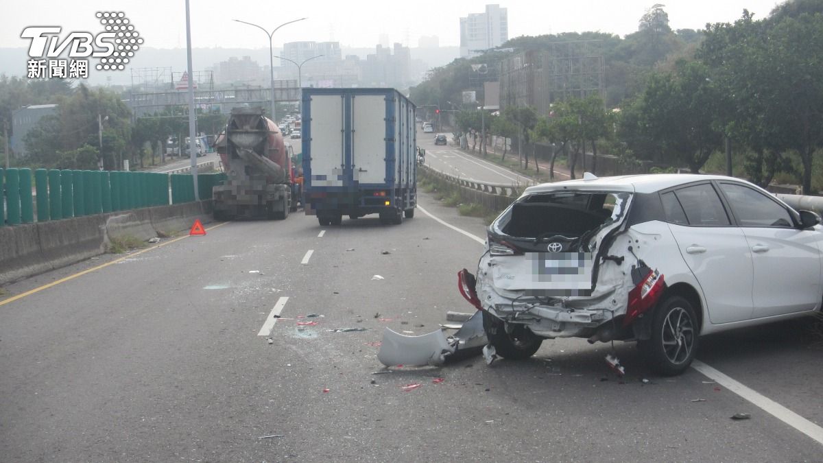 台中水泥車超重9.7噸!疑「沙鹿下坡」剎不住 撞爆車尾2傷