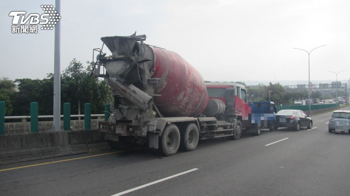 林男開著總重34.7公噸的水泥車，行經沙鹿區向上路七段下坡路，疑剎不住猛撞。（圖／TVBS）