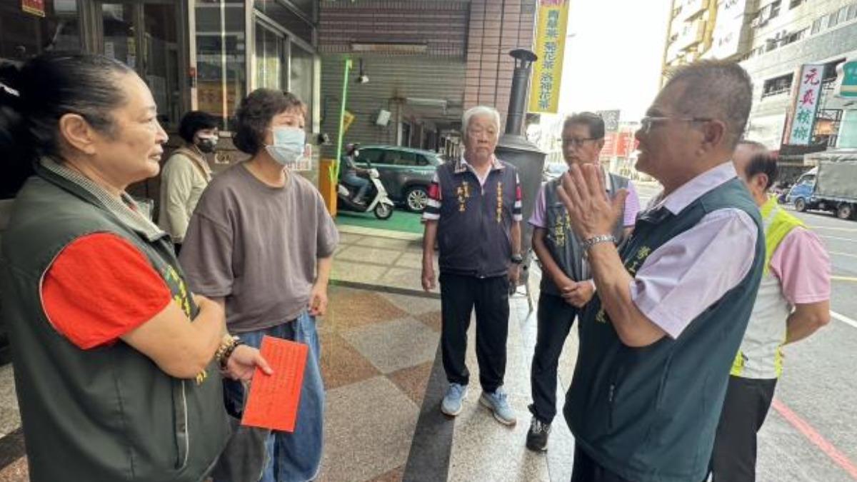 弱勢勞工遇職災「一天只吃一餐」!南市勞工局訪視贈慰問金