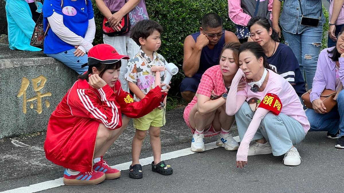 籃籃在一旁安撫來賓。(圖/民視提供)