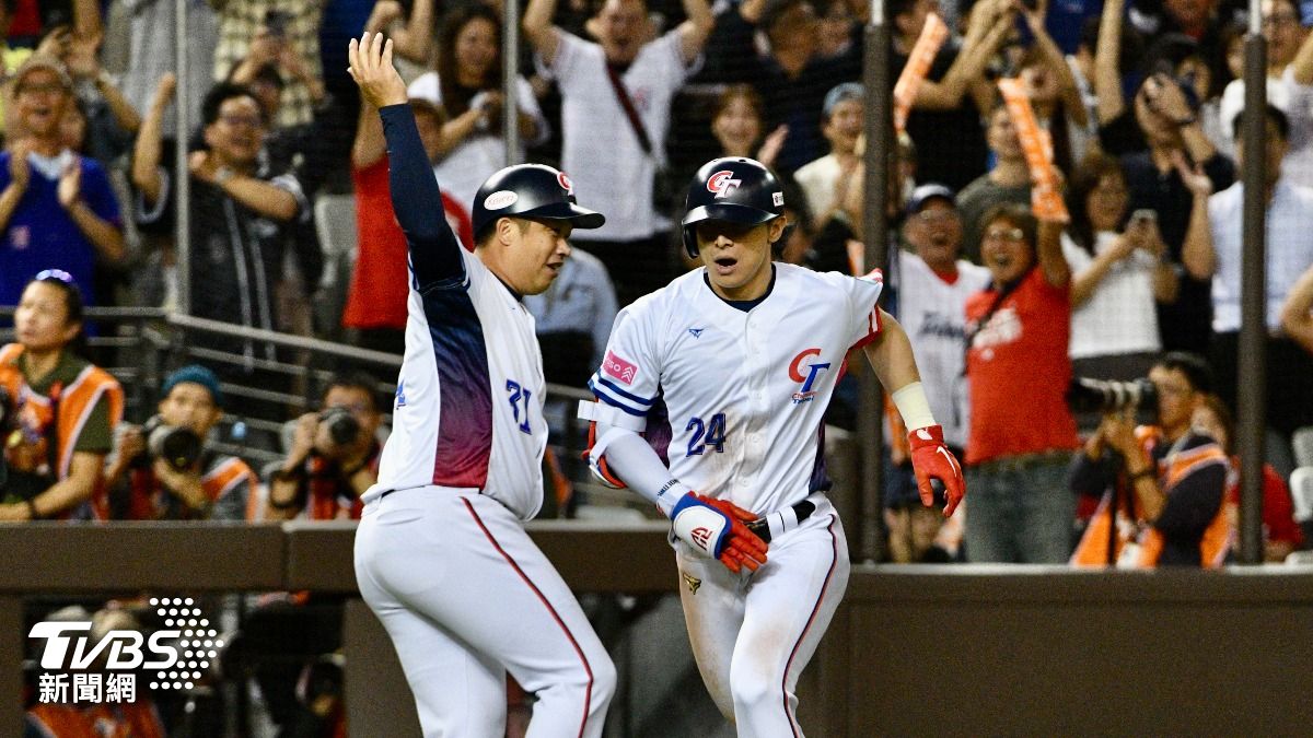 陳傑憲擊出2分砲。（圖／胡瑞麒攝）