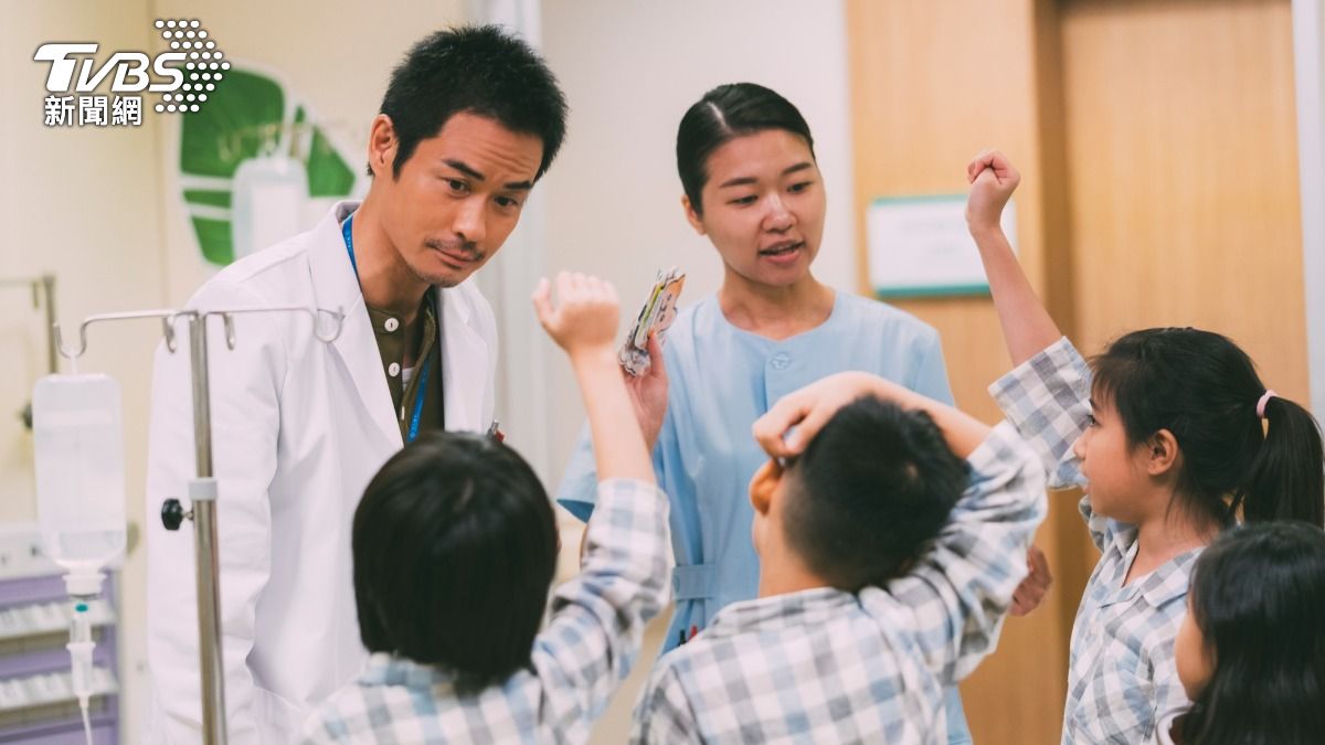 治癒病痛也治人心　醫師娘推爆《星空下的仁醫》：大人的心靈雞湯