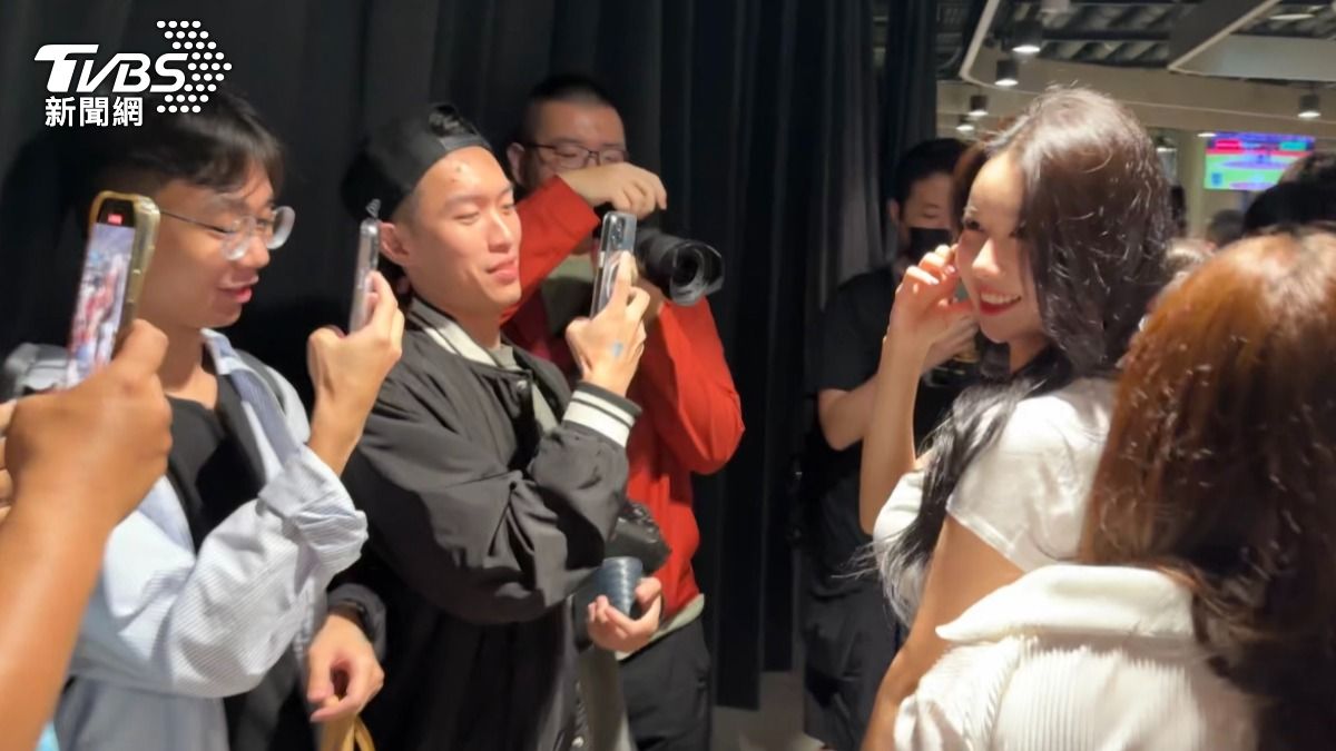 韓籍啦啦隊女神李雅英到現場觀看台韓大戰。（圖／張良瑜攝）