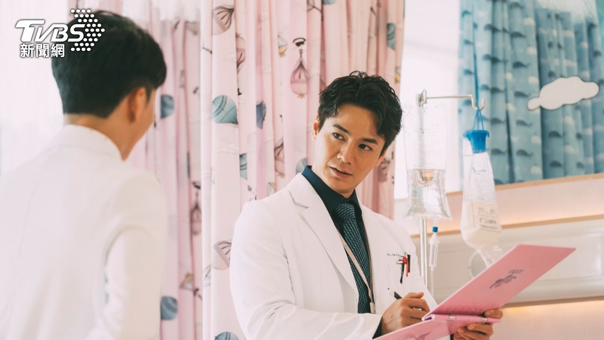羅子溢首次挑戰醫療劇,為醫學用語挑燈夜戰。(圖/TVBS)