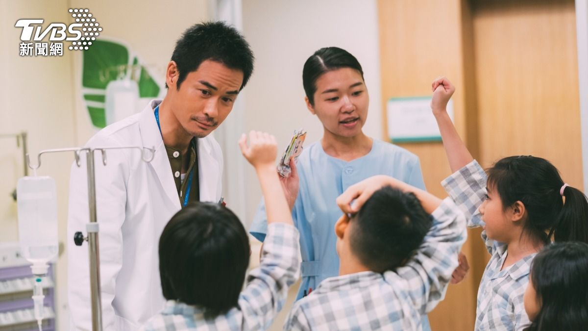 《星空下的仁醫》以較少見的「兒科醫學」為題。（圖／TVBS）