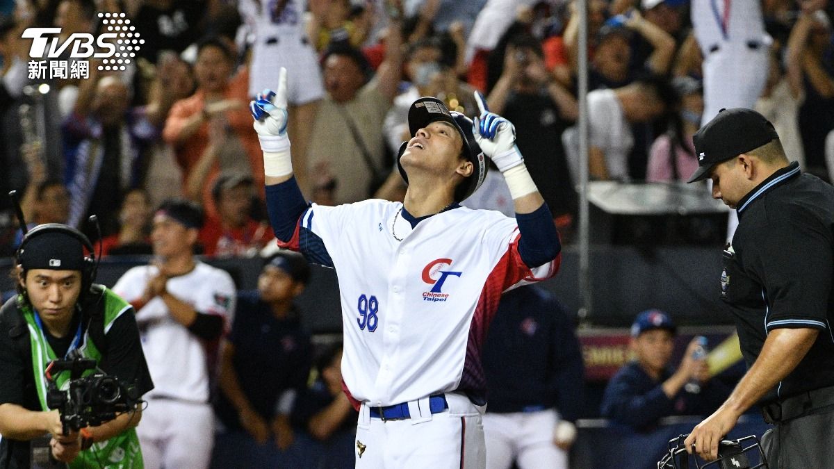 陳晨威在2局下敲出滿貫砲,為中華隊奠定勝利基礎。(圖/胡瑞麒攝)
