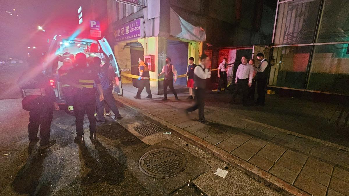 KTV女員工從8樓摔下,警消到場搶救。(圖/民眾提供)