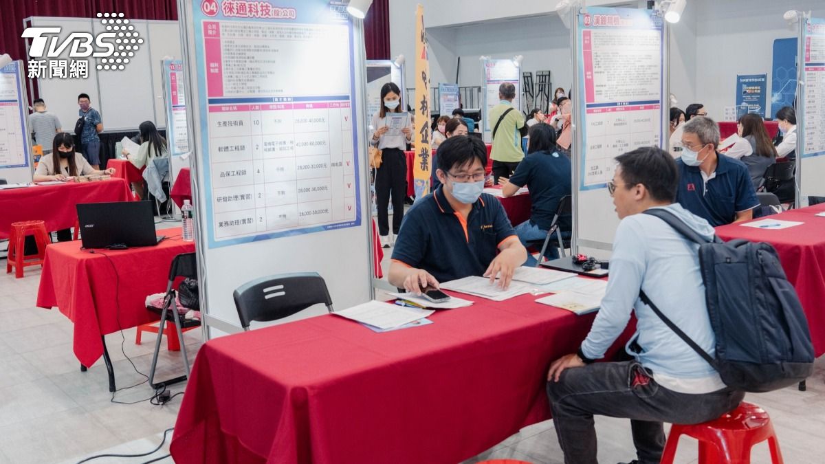 徠通科技徵才活動現場面試。（圖／TVBS）