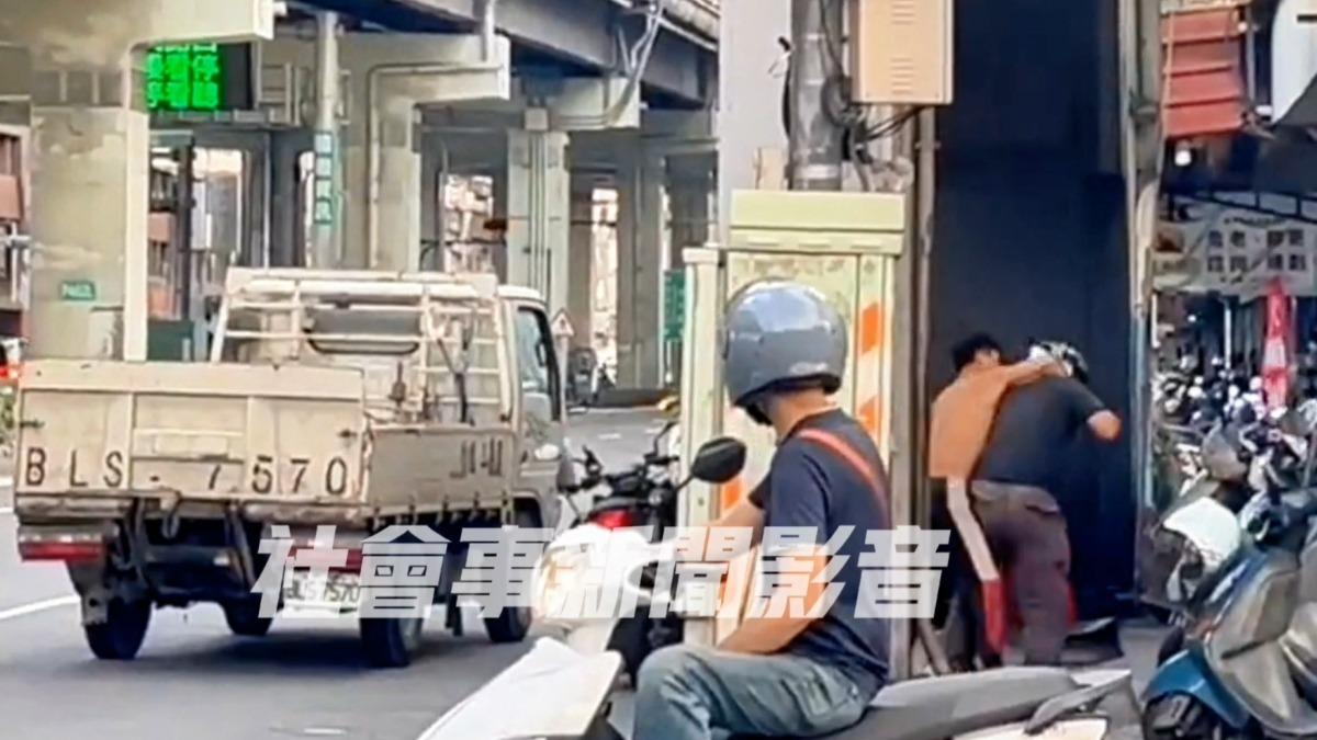 半裸男當街毆打騎士。(圖/翻攝社會事新聞影音)