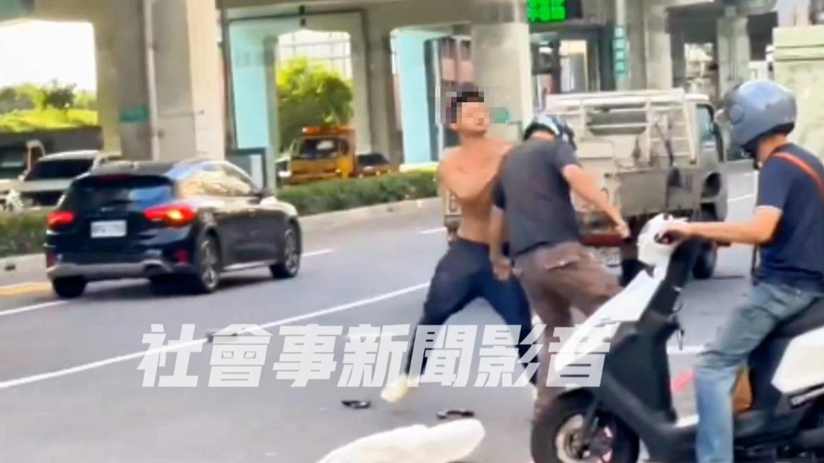 刺青男毆打機車騎士。(圖/翻攝社會事新聞影音)