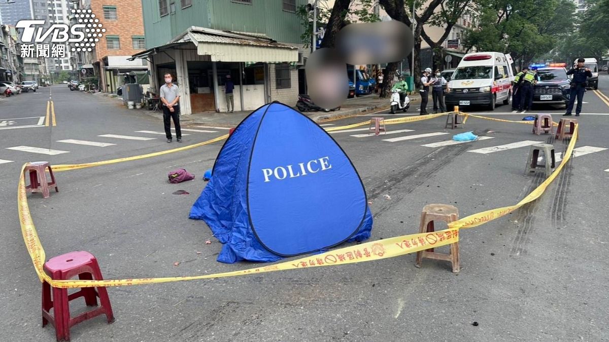 快訊/高雄驚悚車禍 女騎士遭擦撞「飛衝進砂石車底」身亡