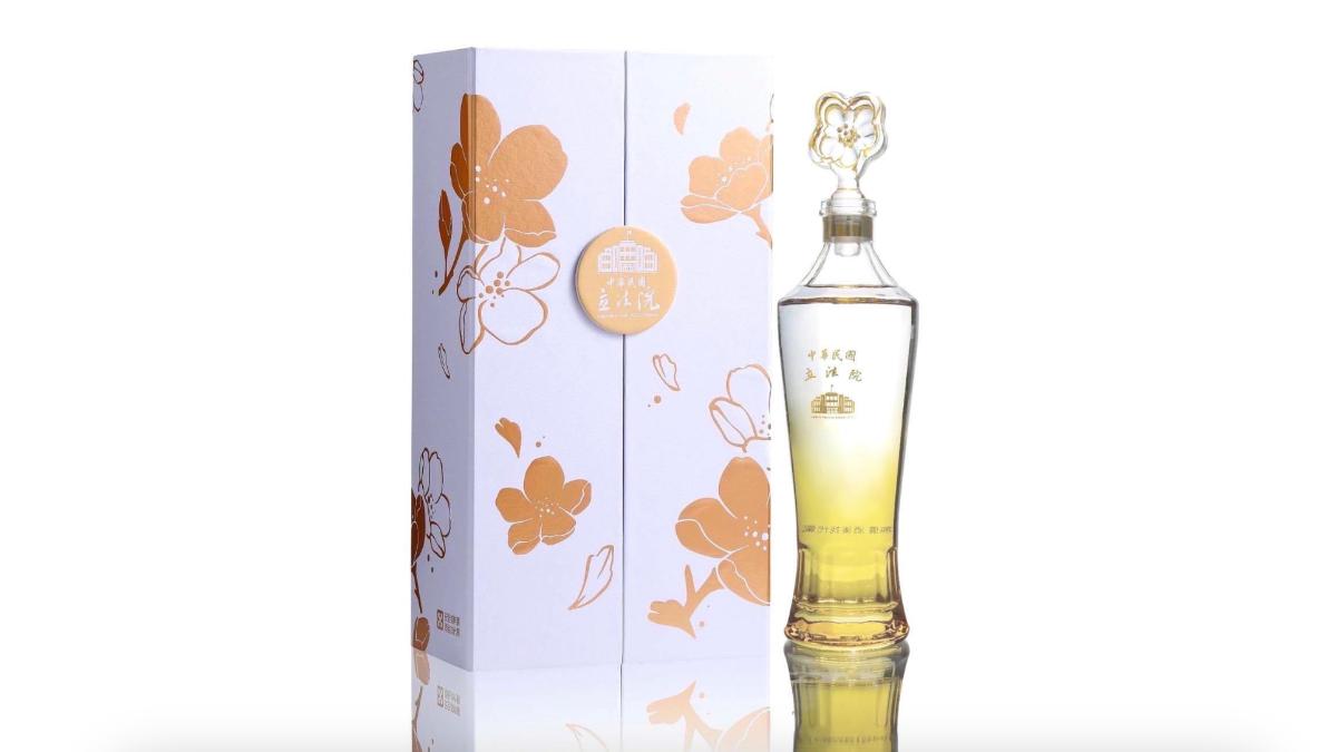 立委搶破頭!立法院紀念酒正式量產 韓國瑜親作詩:通身梅花風骨