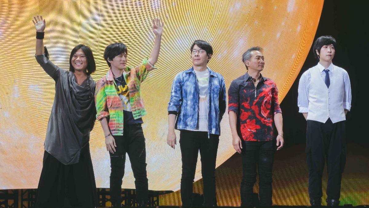 五月天變月老!男粉帶老婆演唱會還願 阿信感動:為你們唱很幸福