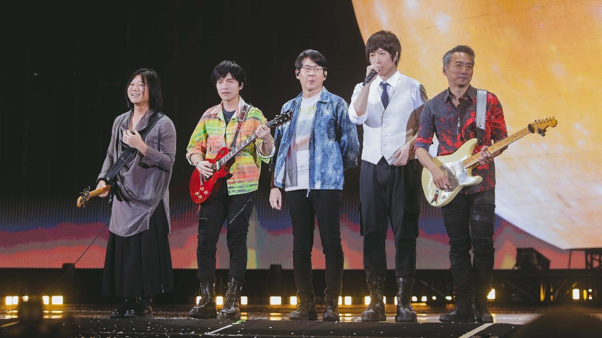五月天獻唱〈突然好想你〉,提醒歌迷關心思念的家人。(圖/相信音樂提供)